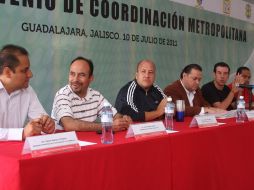 Presidentes municipales del Área Metropolitana de Guadalajara asisten a la sesión donde se firmó el convenio. L. HERRERA  /