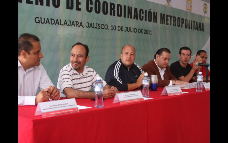 Presidentes municipales del Área Metropolitana de Guadalajara asisten a la sesión donde se firmó el convenio. L. HERRERA  /