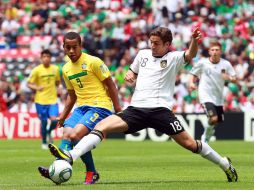 El volante alemán Rani Khedira (d) disputa el balón con el brasileño Ademilson (i), en lo que fue un partido lleno de sorpresas. EFE  /