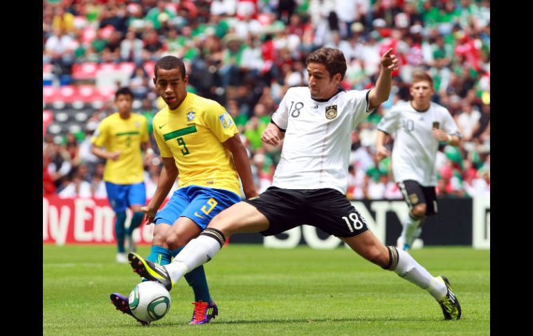 El volante alemán Rani Khedira (d) disputa el balón con el brasileño Ademilson (i), en lo que fue un partido lleno de sorpresas. EFE  /