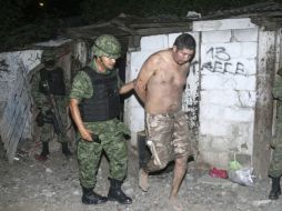 Elementos del Ejército liberando a una de las víctimas. REUTERS  /