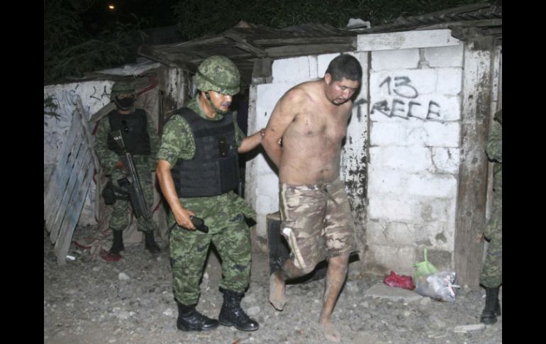 Elementos del Ejército liberando a una de las víctimas. REUTERS  /