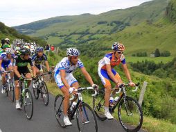 El ciclista español del Rabobank, Luís León Sánchez (d), en el grupo de escapados durante la novena etapa del Tour de Francia. EFE  /