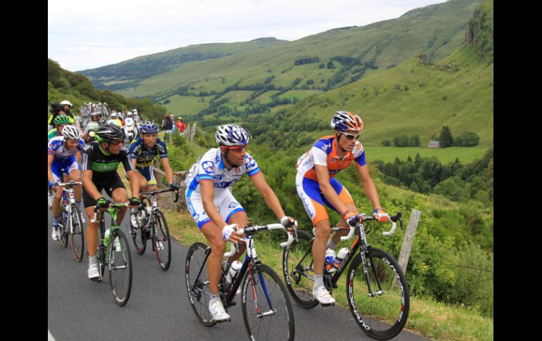 El ciclista español del Rabobank, Luís León Sánchez (d), en el grupo de escapados durante la novena etapa del Tour de Francia. EFE  /