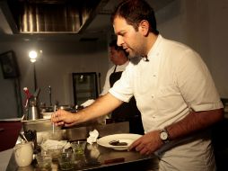 El chef realizó una demostración de su técnica culinaria ante la presencia de los estudiantes de la UAG. A. HINOJOSA  /