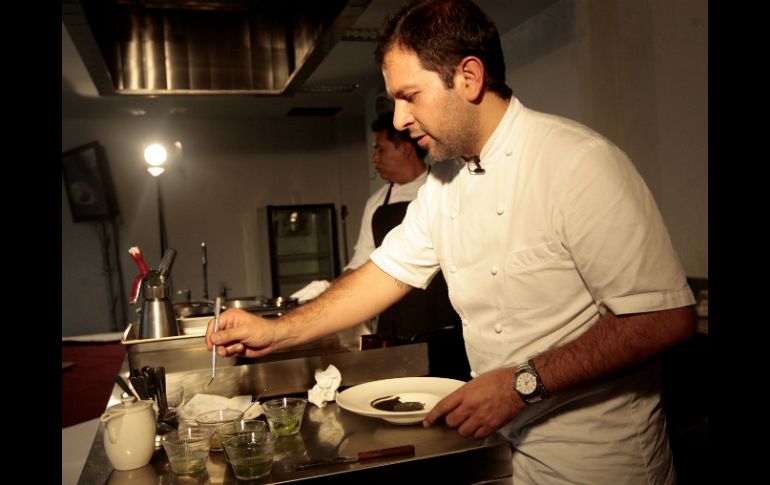 El chef realizó una demostración de su técnica culinaria ante la presencia de los estudiantes de la UAG. A. HINOJOSA  /