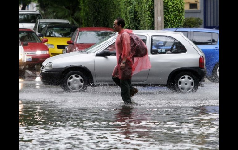 En otros municipios de la zona metropolitana, se registraron crecidas que afectaron a la vialidad. A. CAMACHO.  /