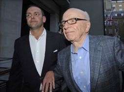 De izquiera a derecha: James y Rupert Murdoch, ayer en Londres. EFE  /