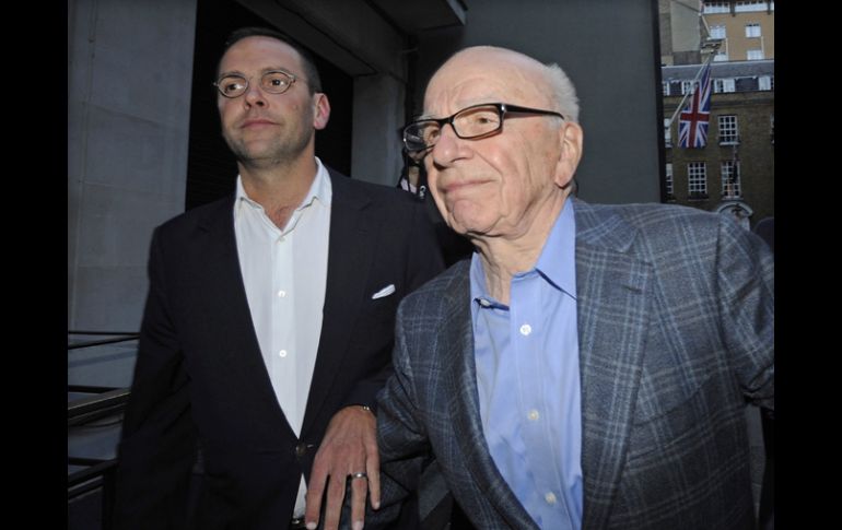 De izquiera a derecha: James y Rupert Murdoch, ayer en Londres. EFE  /