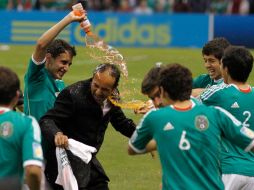 Los jugadores bañaron a Raúl Gutiérrez tras el triunfo. REUTERS  /