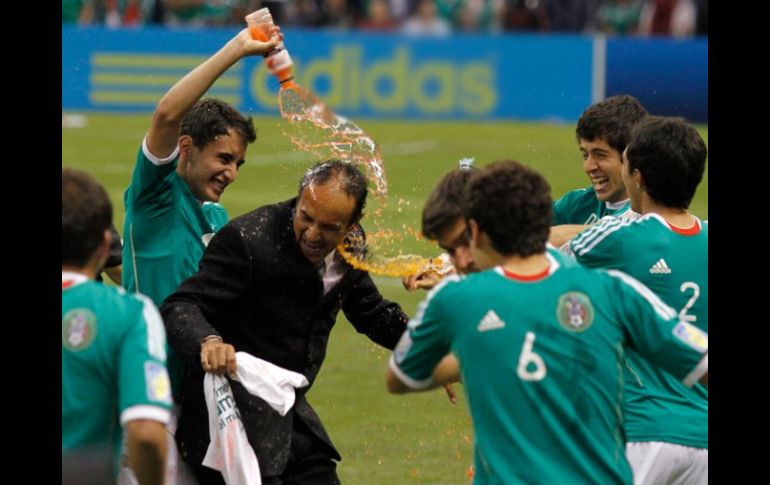 Los jugadores bañaron a Raúl Gutiérrez tras el triunfo. REUTERS  /