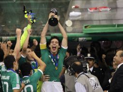 El capitán de la Selección mexicana Sub-17, Antonio Briseño, exultante tras levantar el trofeo. REUTERS  /