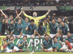 El equipo mexicano Sub-17 posa con el trofeo de campeón y los balones de oro, plata y bronce que ganaron tres jugadores. EFE  /