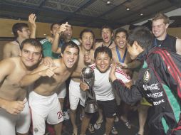 Jugadores mexicanos celebran el campeonato en el vestidor del Estadio Azteca. MEXSPORT  /