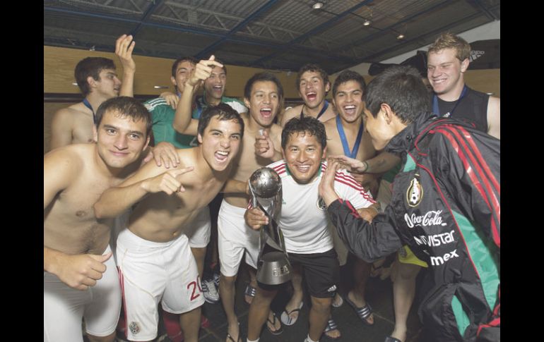 Jugadores mexicanos celebran el campeonato en el vestidor del Estadio Azteca. MEXSPORT  /