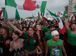 Sin importar la lluvia, decenas de aficionados llegaron a La Minerva a celebrar el triunfo de los nuevos ''niños héroes''. A. HINOJOSA  /