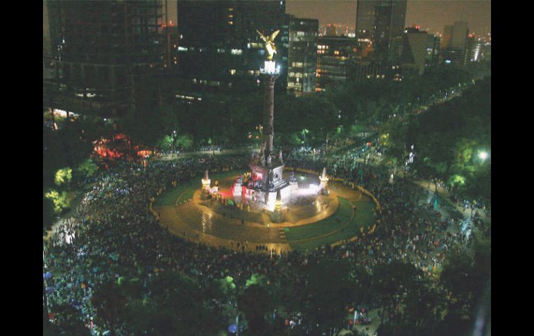 Miles de aficionados acudieron al Ángel de Independencia, el punto de celebración en la Ciudad de México. MEXSPORT  /