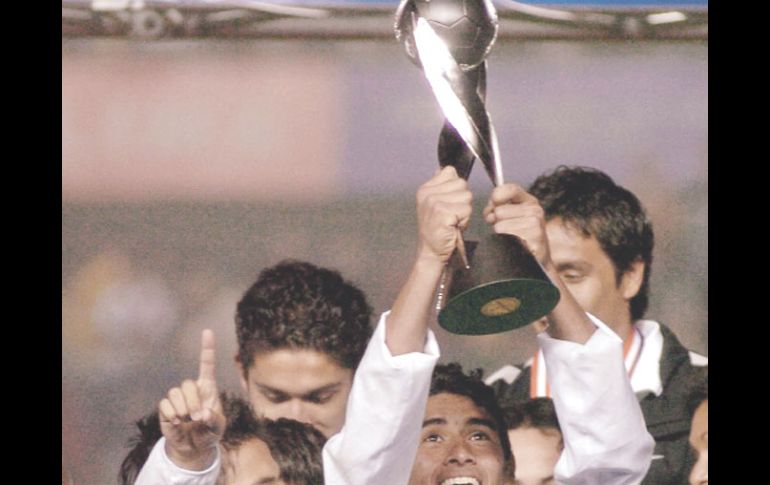 Patricio Araujo, capitán de la Selección campeona en Perú 2005, levanta el título del certamen. MEXSPORT  /