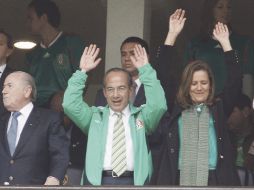 El Presidente de México, Felipe Calderón, celebra el triunfo el equipo Sub-17. EFE  /