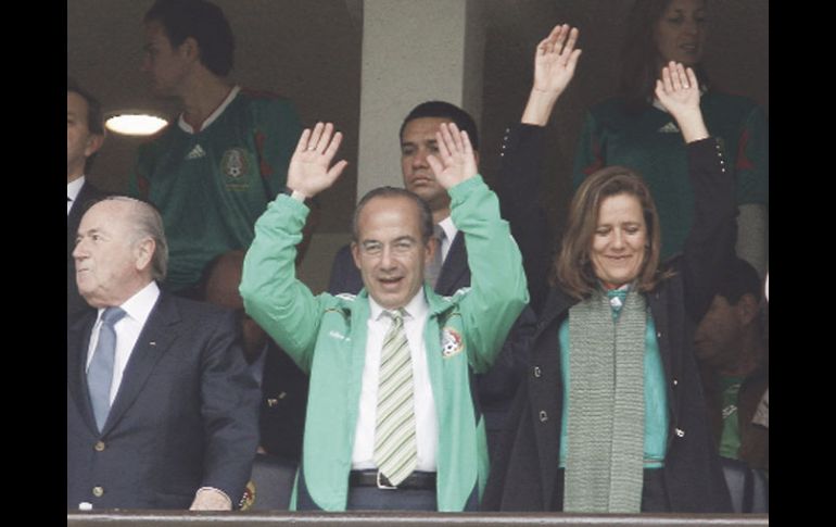 El Presidente de México, Felipe Calderón, celebra el triunfo el equipo Sub-17. EFE  /