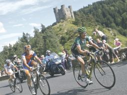 El ganador de la novena etapa del Tour, el español Luis León Sánchez (de verde), pasa por el Castillo Alleuze. AFP  /