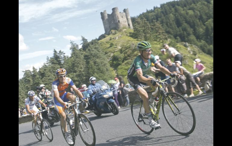 El ganador de la novena etapa del Tour, el español Luis León Sánchez (de verde), pasa por el Castillo Alleuze. AFP  /