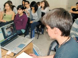 Un estudiante observa en su computadora al neurobiólogo  Arturo Álvarez-Buylla. EL UNIVERSAL  /