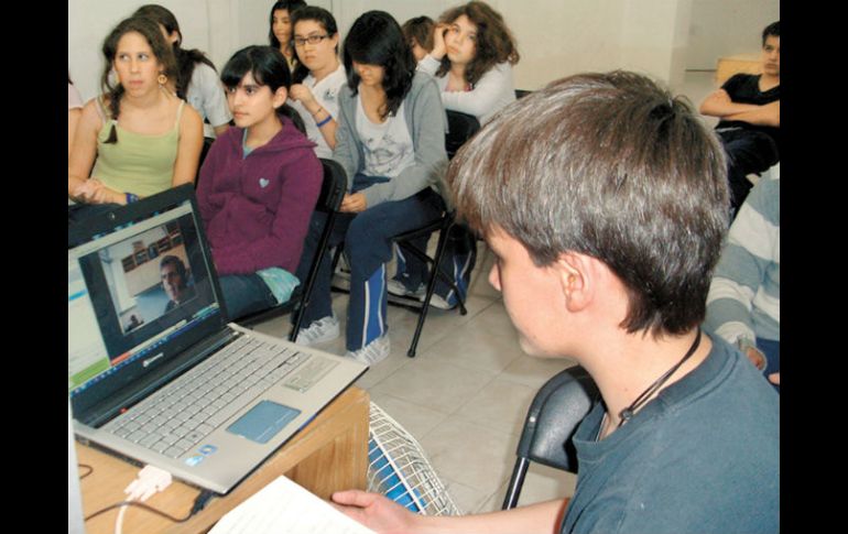 Un estudiante observa en su computadora al neurobiólogo  Arturo Álvarez-Buylla. EL UNIVERSAL  /