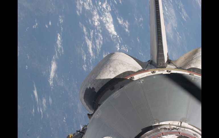 El transbordador Atlantis, con el planeta Tierra de fondo, durante el segundo día de misión en la órbita terrestre. EFE  /