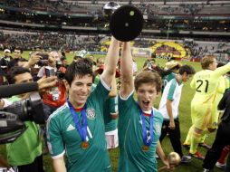 Marco Bueno y Carlos Fierro celebrando en el Estadio Azteca tras derrotar a Uruguay. EFE  /