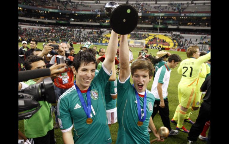 Marco Bueno y Carlos Fierro celebrando en el Estadio Azteca tras derrotar a Uruguay. EFE  /