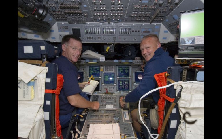 El comandante Chris Ferguson y el piloto Doug Hurley se representan en la cubierta de vuelo de la nave. REUTERS  /