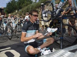 Andy Schleck preparándose para la sesión de entrenamiento en Anglards de Sain-Flour. AFP  /