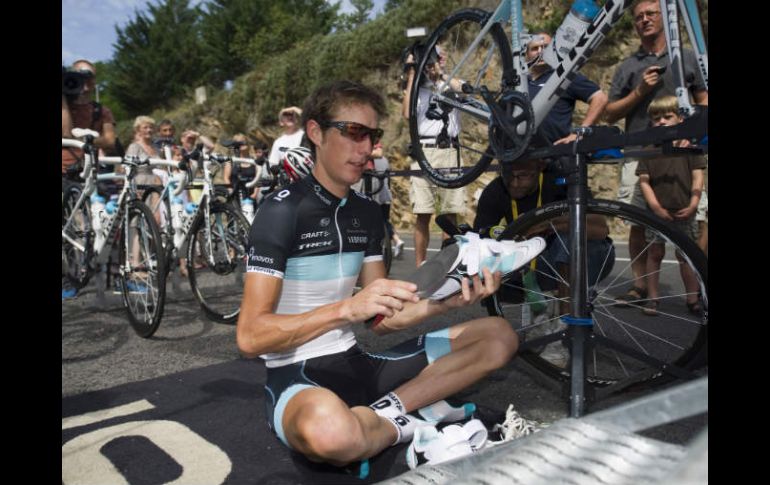 Andy Schleck preparándose para la sesión de entrenamiento en Anglards de Sain-Flour. AFP  /