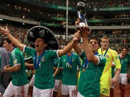 Los seleccionados Luis Guzmán y Arturo González sostienen el trofeo de campeones del Mundial FIFA Sub-17 2011. AP  /