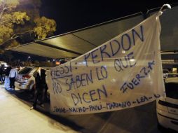 Aficionados de la Selección Argentina apoyan a Lionel Messi. AFP  /