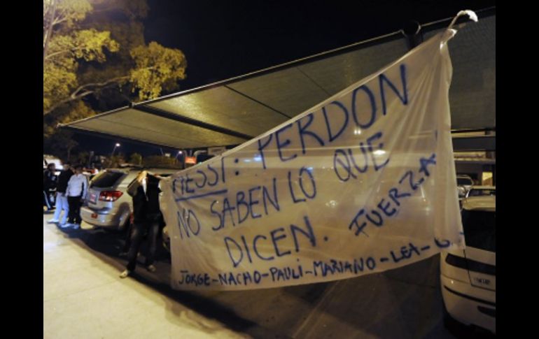 Aficionados de la Selección Argentina apoyan a Lionel Messi. AFP  /