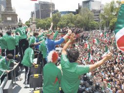 Los aficionados salen a festejar con el Tricolor en su recorrido por El Ángel de la Independencia. NTX  /