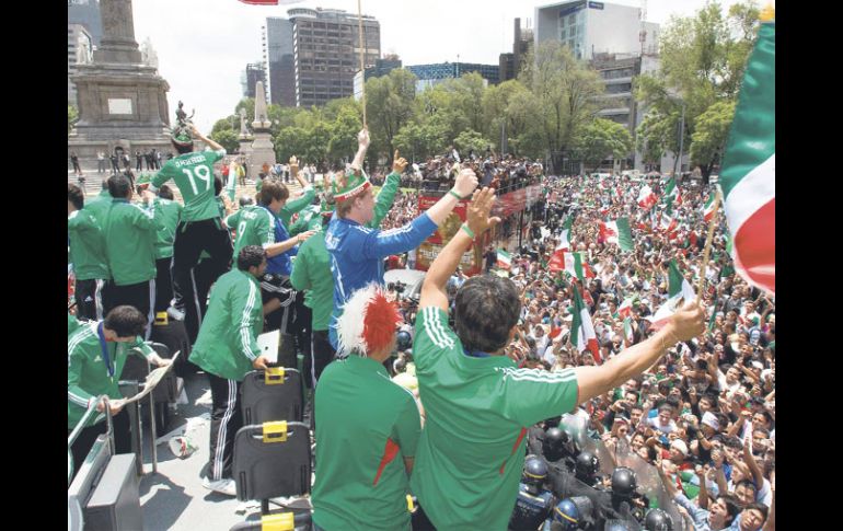 Los aficionados salen a festejar con el Tricolor en su recorrido por El Ángel de la Independencia. NTX  /