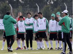 El director técnico de nuestra seleción, Fernando Tena les da instrucciones para el próximo enfrentamiento.REUTERS  /