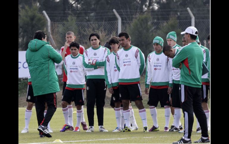 El director técnico de nuestra seleción, Fernando Tena les da instrucciones para el próximo enfrentamiento.REUTERS  /