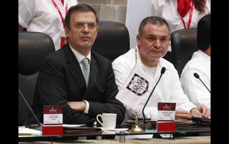 El jefe de gobierno del DF, Marcelo Ebrard, y el secretario de Seguridad Pública federal, Genaro García Luna. EL UNIVERSAL  /