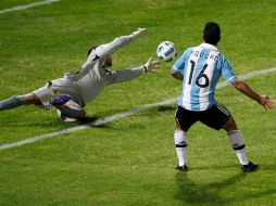 Sergio Agüero anota su segundo gol del partido ante Costa Rica. AP  /