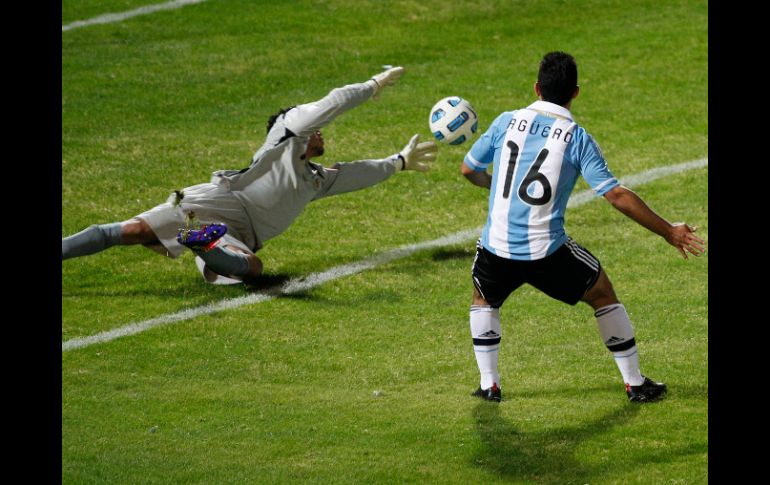 Sergio Agüero anota su segundo gol del partido ante Costa Rica. AP  /