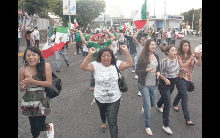 Los aficionados tapatíos siguieron la coronación de México en bares y restaurantes, algunos salieron después a La Minerva. A. HINOJOSA  /