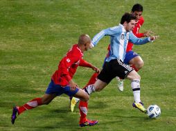 Lionel Messi lucha por el balón frente a los jugadores de Costa Rica Johnny Acosta (izq.) y Helmer Mora. AP  /