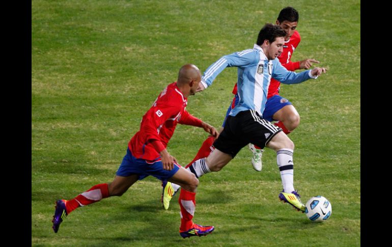 Lionel Messi lucha por el balón frente a los jugadores de Costa Rica Johnny Acosta (izq.) y Helmer Mora. AP  /