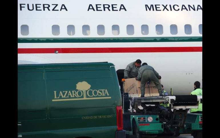 Los restos del cantautor argentino fueron repatriados anoche a Buenos Aires en un avión de la Fuerza Aérea Mexicana. AFP  /