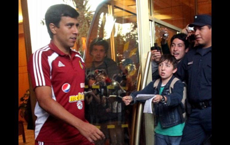 César Farías sale del hotel hacia el estadio Padre Ernesto Martearena para entrenamiento previo a su enfrentamiento con Paraguay. EFE  /