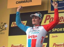 El ciclista alemán André Greipel levanta los brazos en el podio tras imponerse en la décima etapa del Tour de Francia. EFE  /